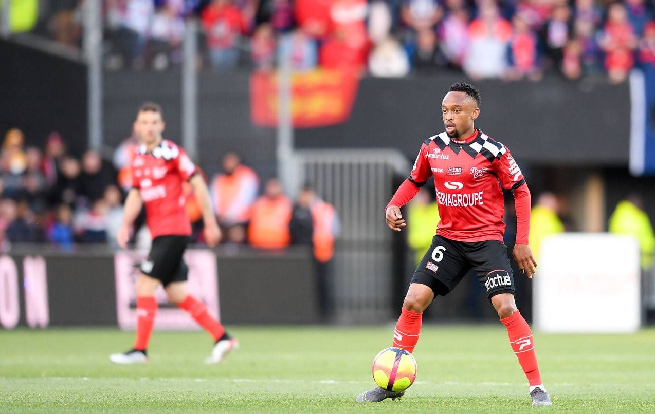 B体育课程-布雷斯特全队备战下轮客场对阵甘冈的比赛