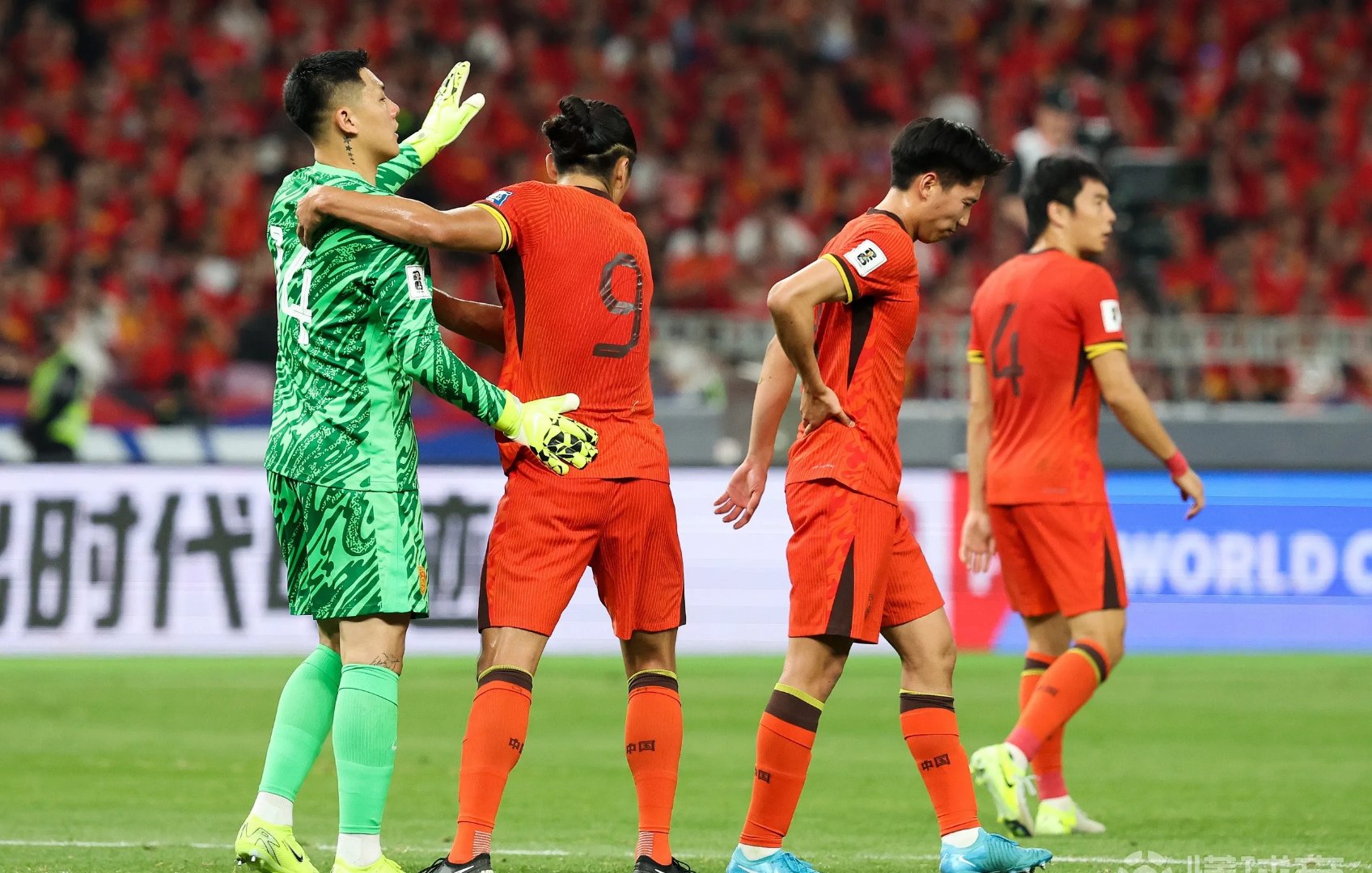 球员出色表现引发球迷狂热热议，国际赛事瞩目的简单介绍