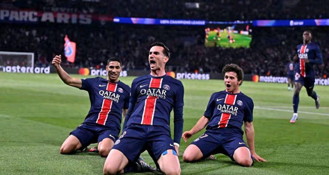 包含巴黎圣日耳曼晋级欧冠半决赛，全队沸腾喜悦的词条