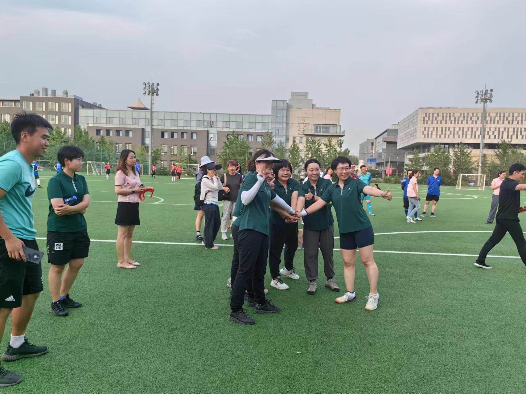 B体育app下载-阵容强大的女子足球队伍，备战大赛