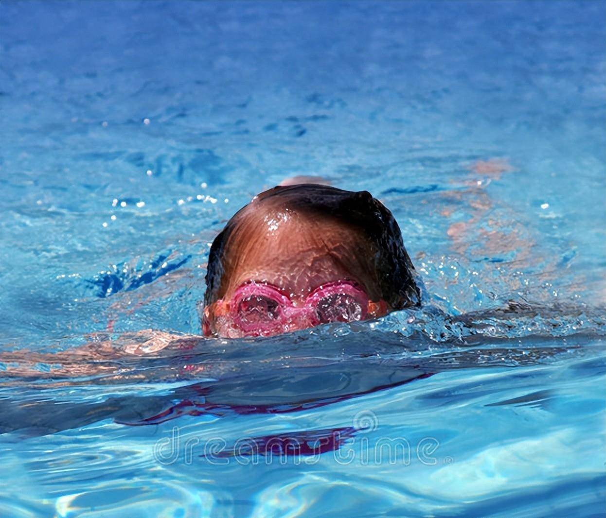 加拿大游泳选手游向胜利，夺冠