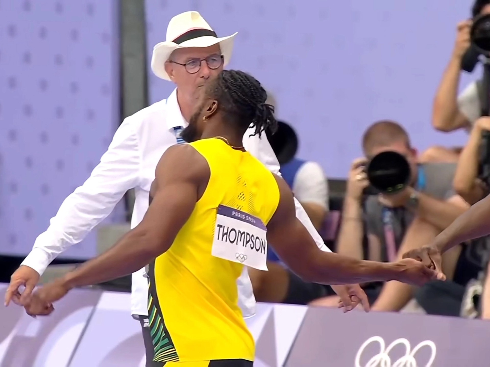 汤普森参加慈善赛事，与球迷亲密互动展现温暖一面