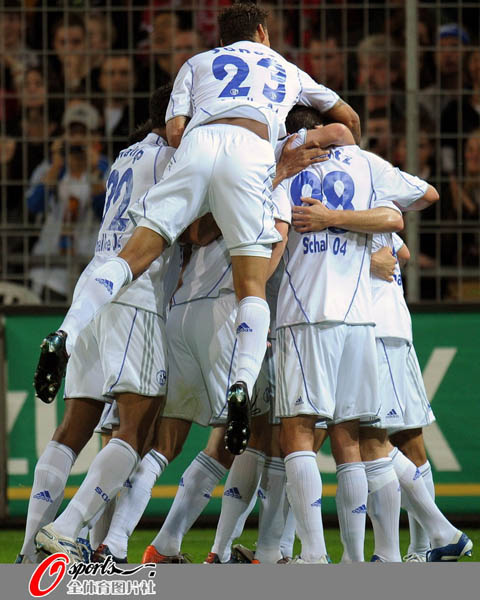 沙尔克04力克科隆，客场取胜封王的简单介绍