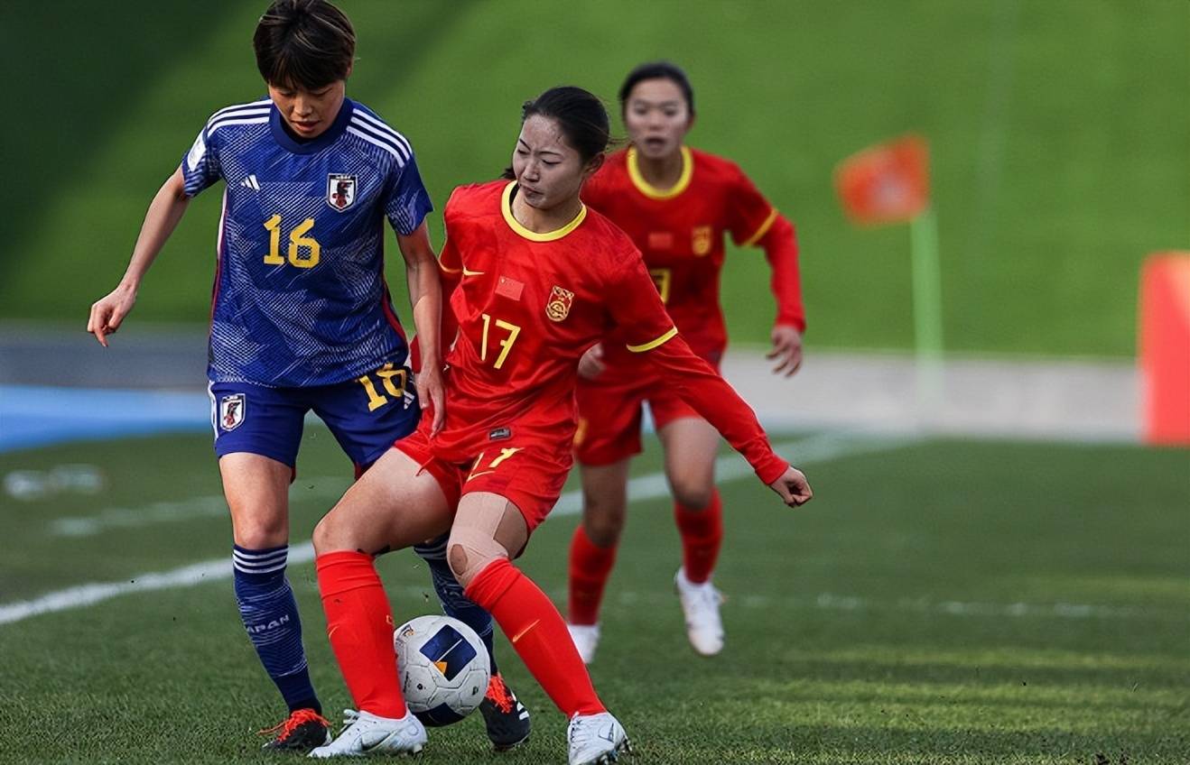 中国女足队员队形整齐,共同作战 中国女足队员队形整齐,共同作战