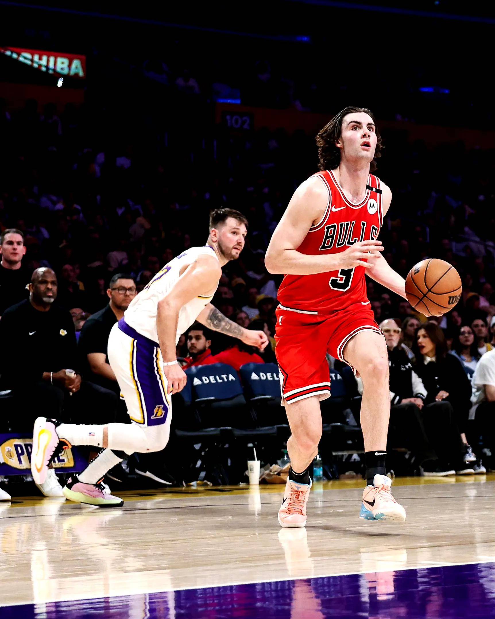 公牛主场大胜凯尔特人,领跑东部 公牛主场大胜凯尔特人,领跑东部