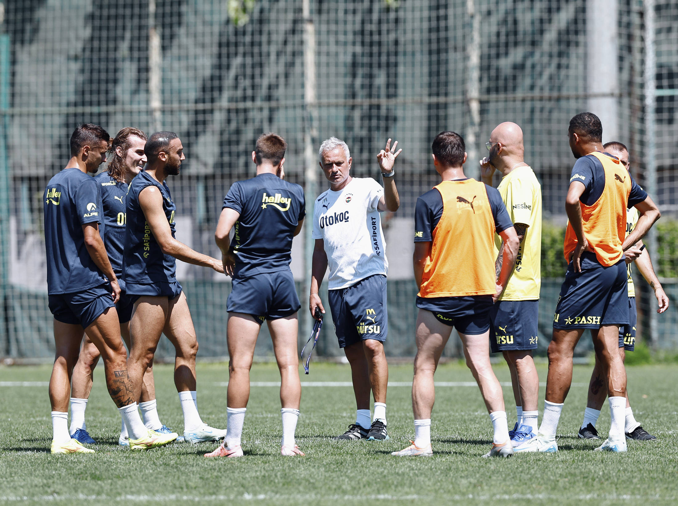 球员们在国际比赛中迎风奋战